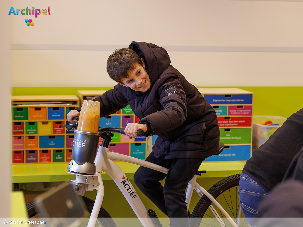 Foto behorende bij Zelf smoothie maken bij opening vergroend schoolplein Ooltgensplaat