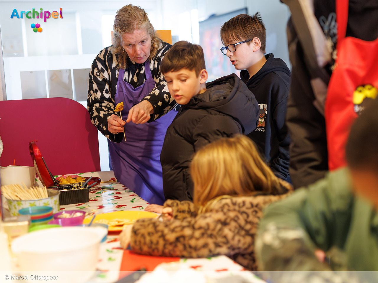 Foto behorende bij Zelf smoothie maken bij opening vergroend schoolplein Ooltgensplaat