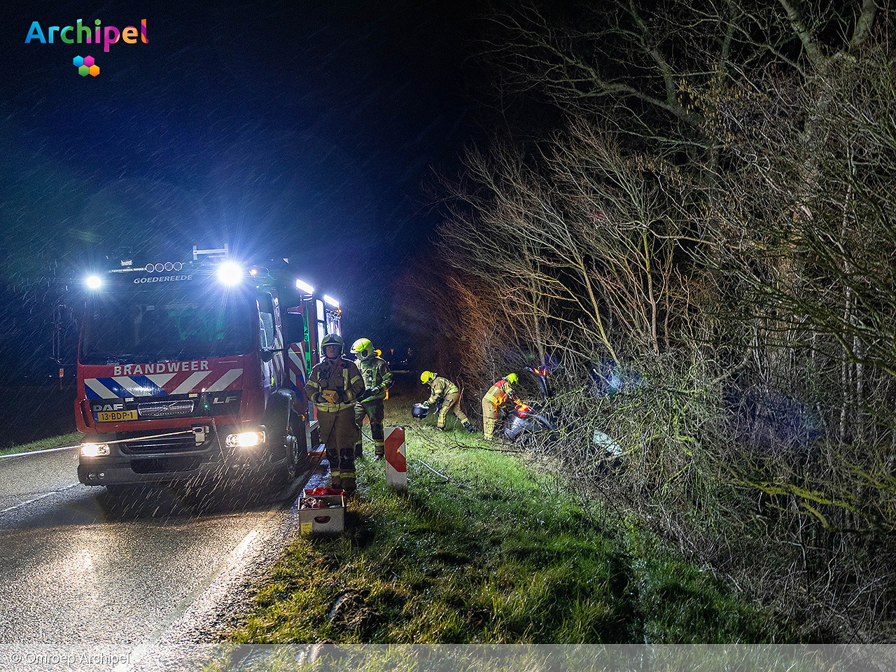Foto behorende bij Auto raakt van weg, bestuurder en baby naar ziekenhuis