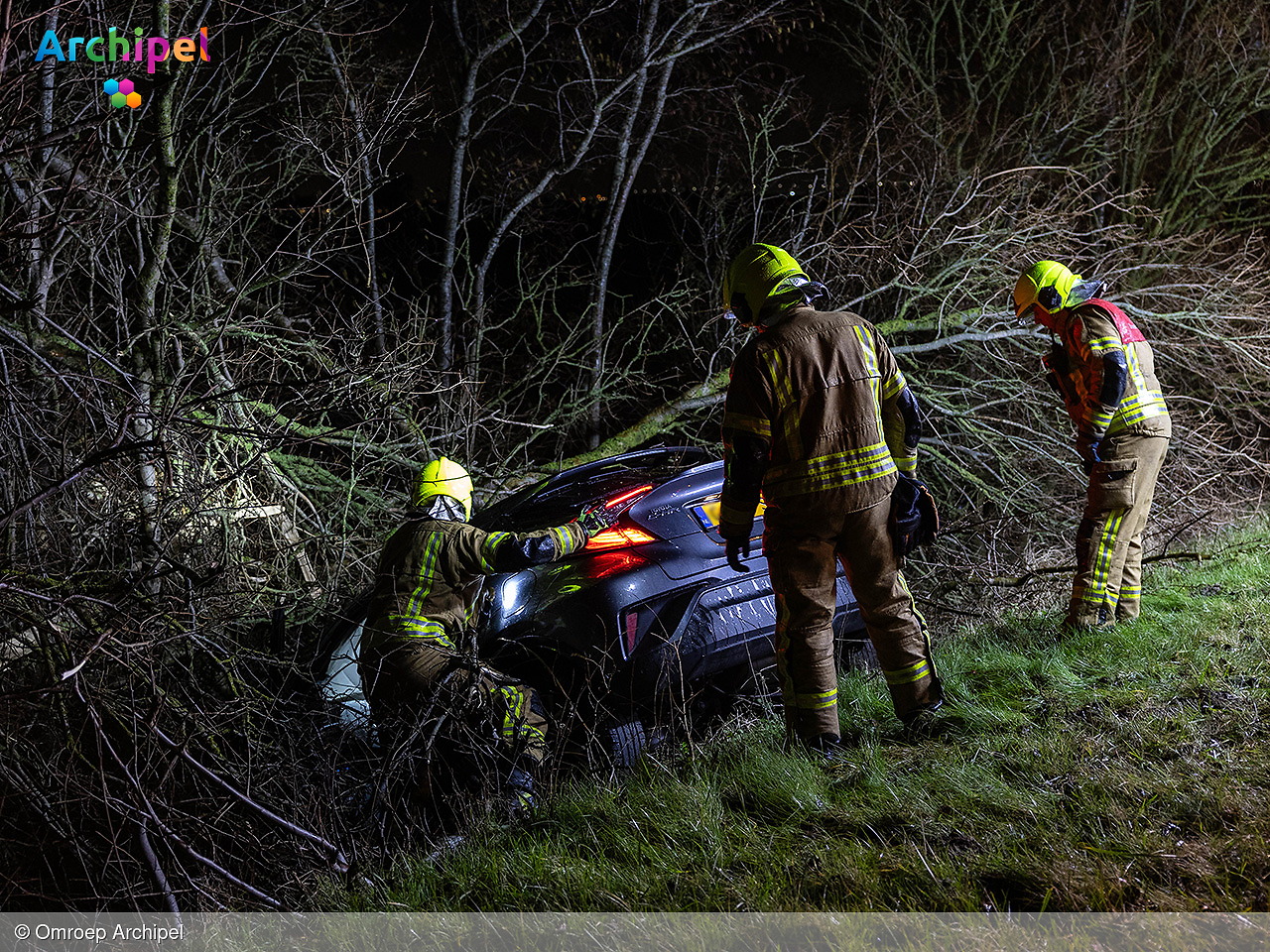 Foto behorende bij Auto raakt van weg, bestuurder en baby naar ziekenhuis