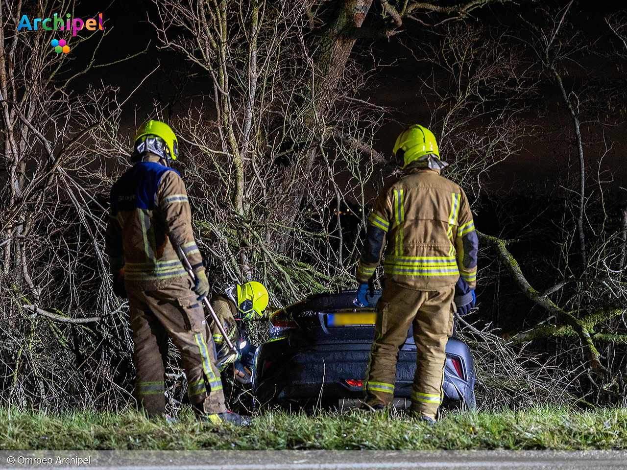 Foto behorende bij Auto raakt van weg, bestuurder en baby naar ziekenhuis