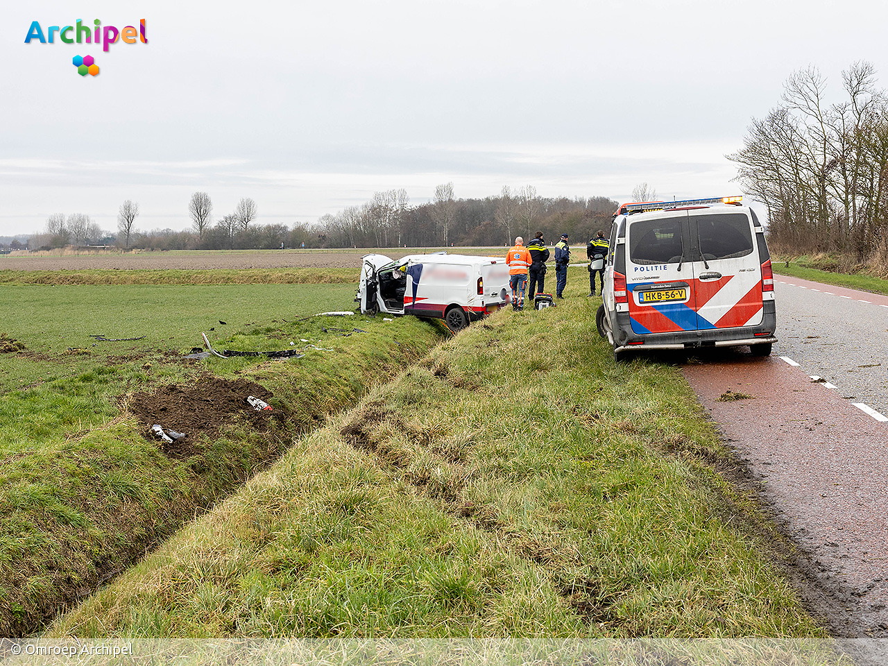 Foto behorende bij Bestelbus belandt over sloot bij eenzijdig ongeval
