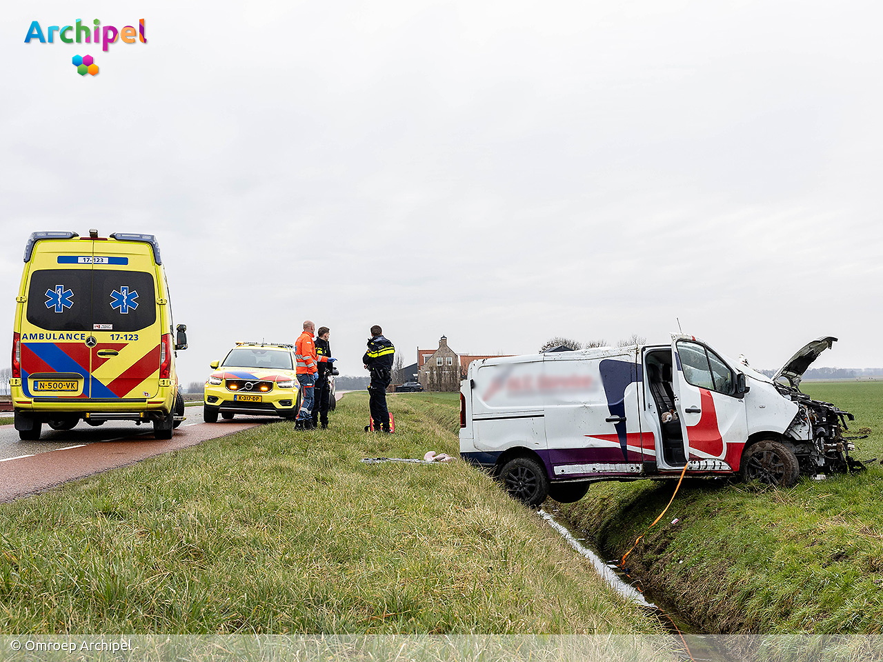 Foto behorende bij Bestelbus belandt over sloot bij eenzijdig ongeval