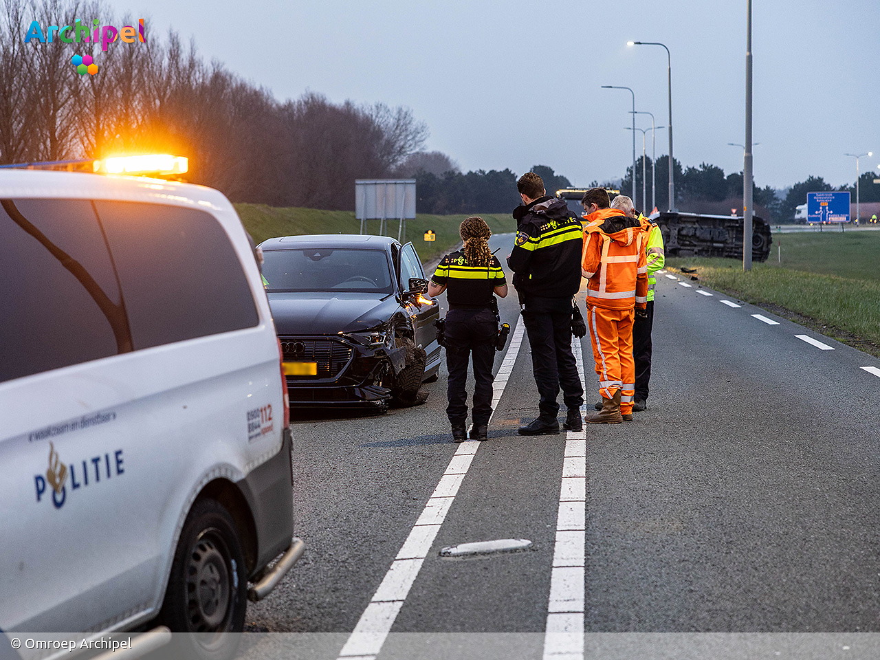 Foto behorende bij Bestelbus kantelt door botsing op N57