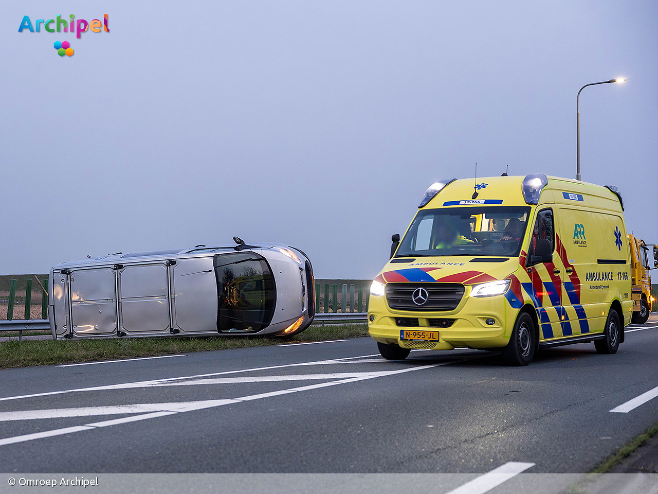 Foto behorende bij Bestelbus kantelt door botsing op N57