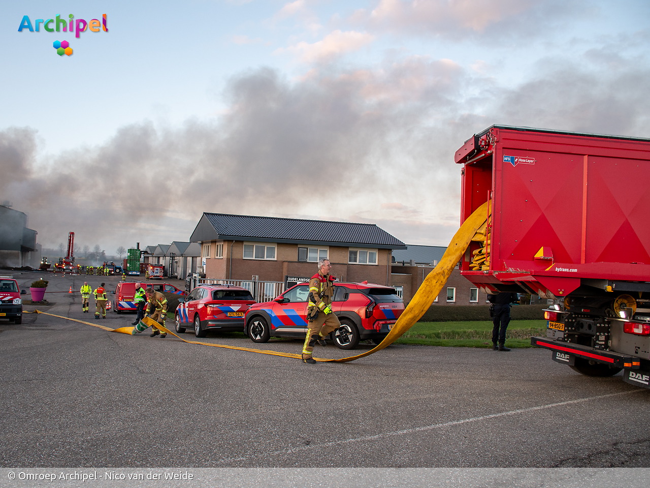 Foto behorende bij Vlammen slaan uit dak van brandende loods