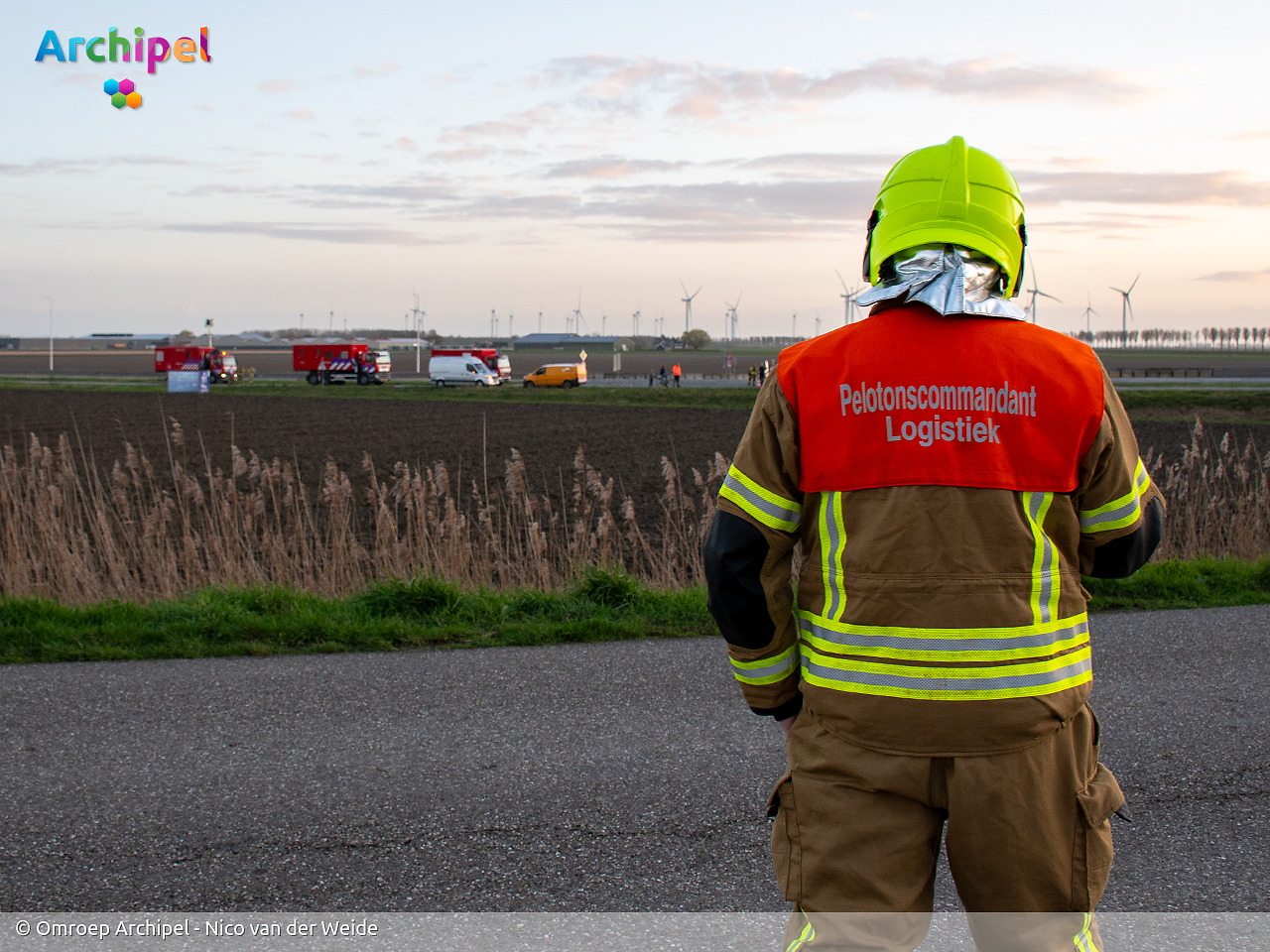 Foto behorende bij Vlammen slaan uit dak van brandende loods