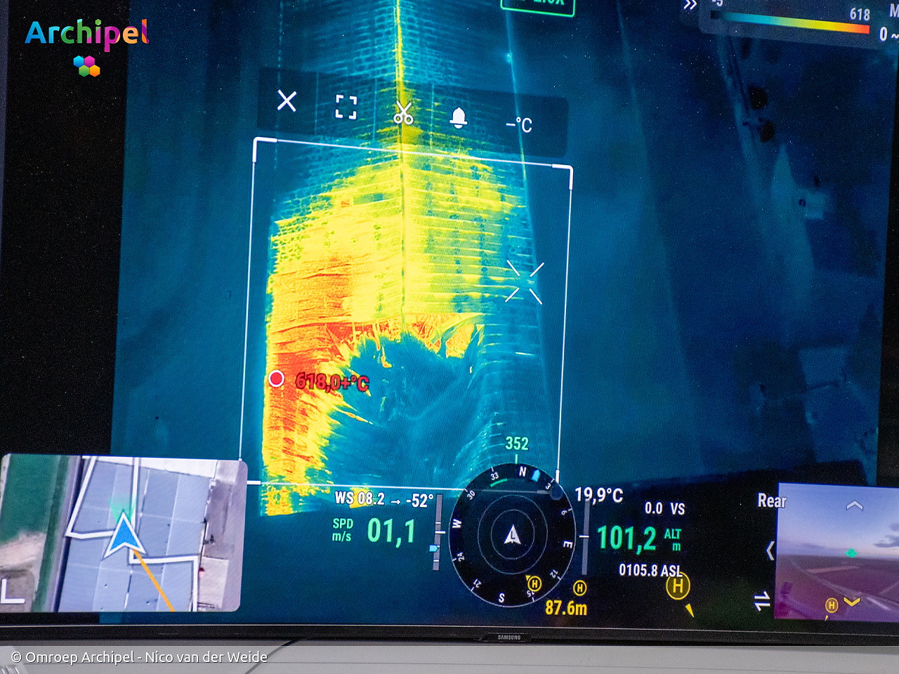 Foto behorende bij Vlammen slaan uit dak van brandende loods