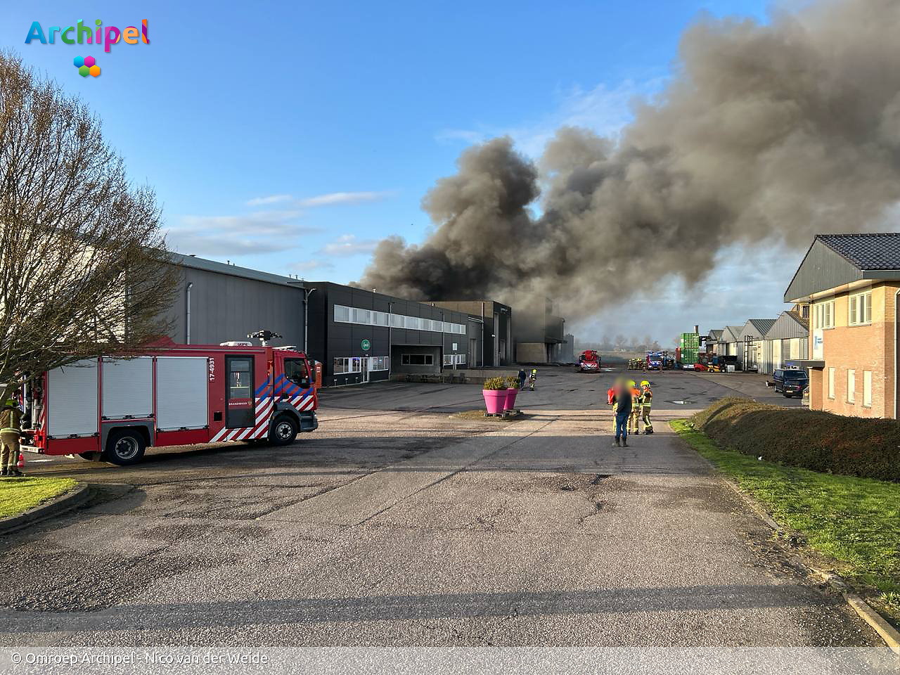 Foto behorende bij Vlammen slaan uit dak van brandende loods
