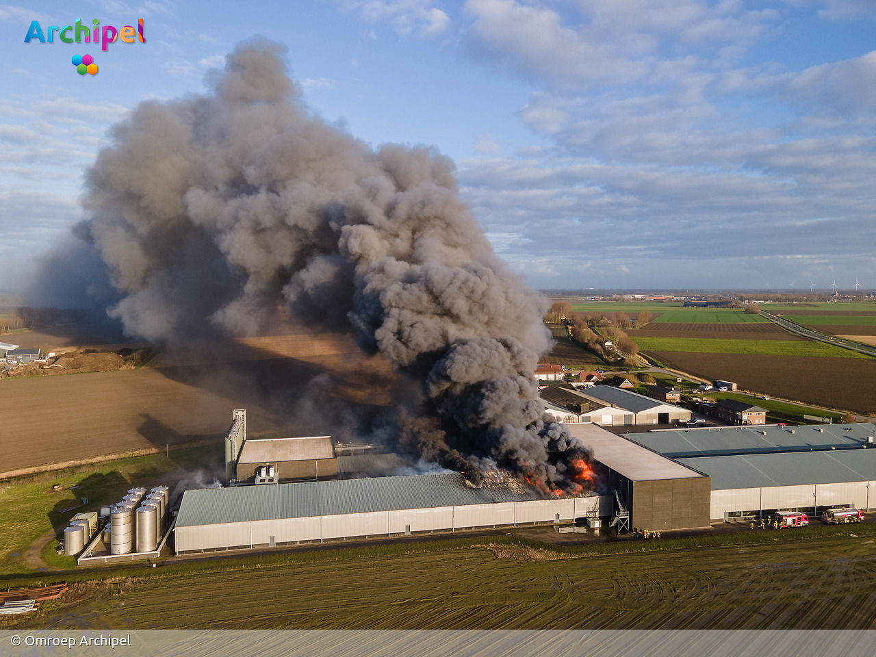 Foto behorende bij Vlammen slaan uit dak van brandende loods