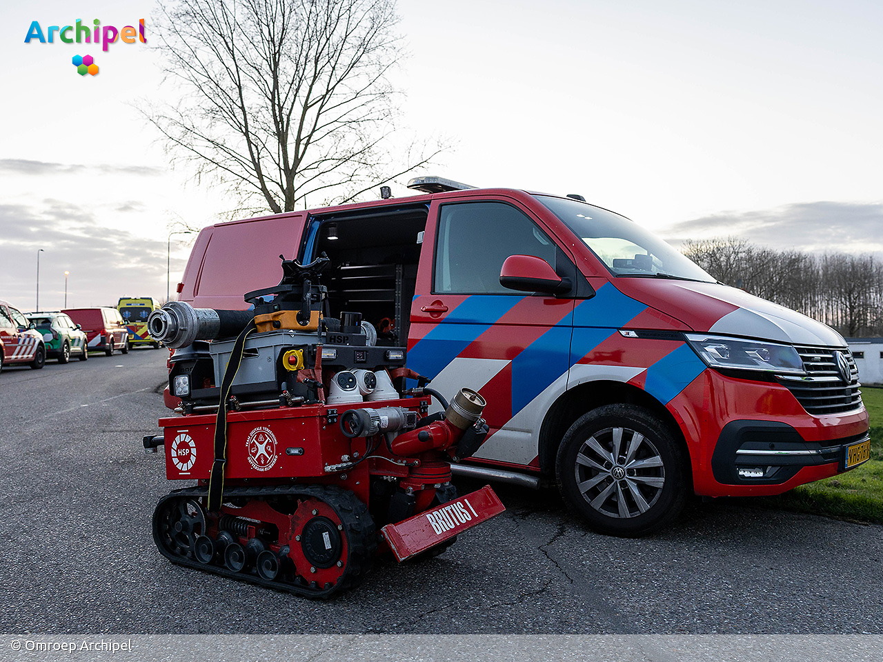 Foto behorende bij Vlammen slaan uit dak van brandende loods