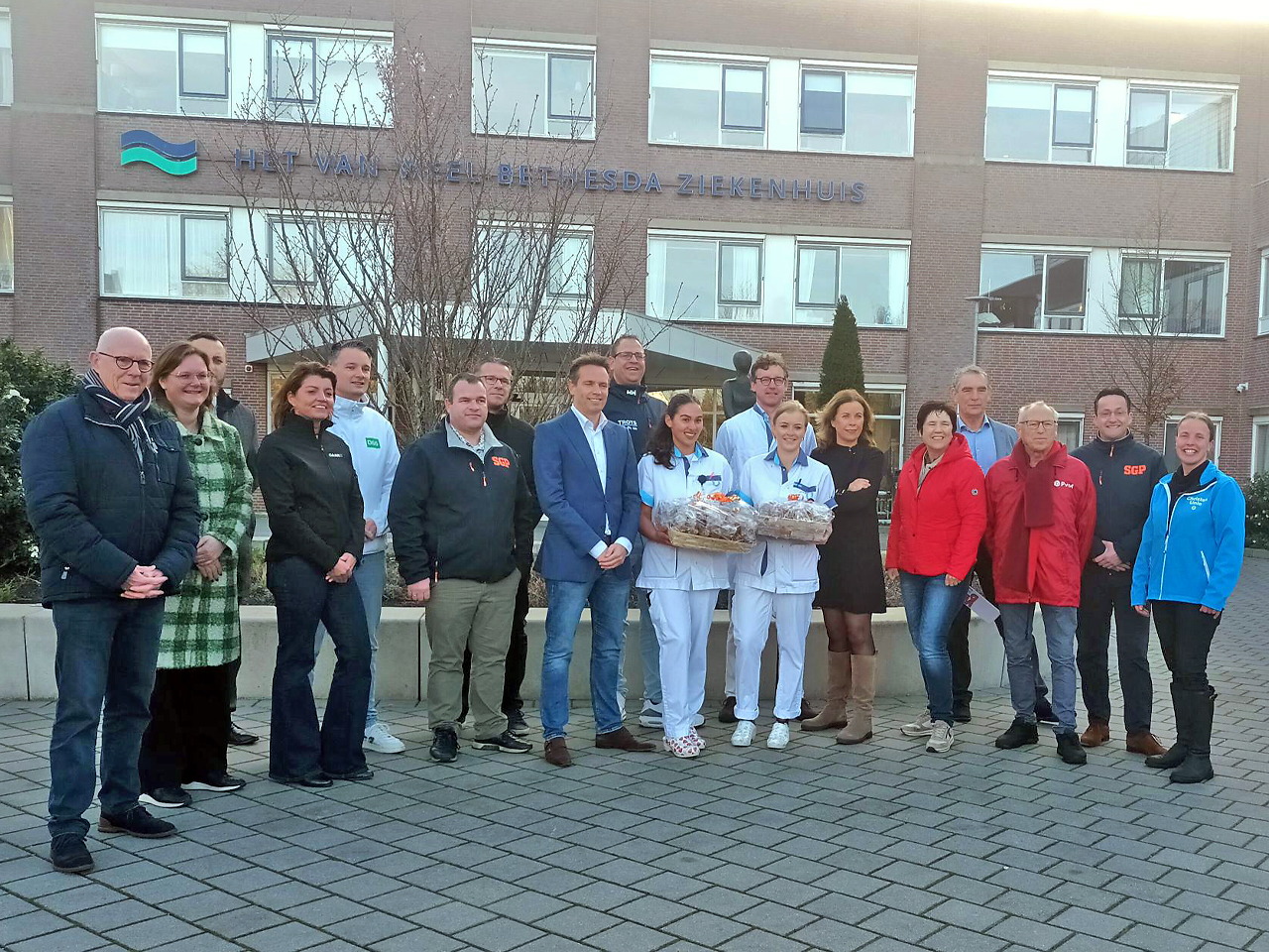 Politici verrassen zorgpersoneel met kruudplaetjes - FlakkeeNieuws Goeree-Overflakkee