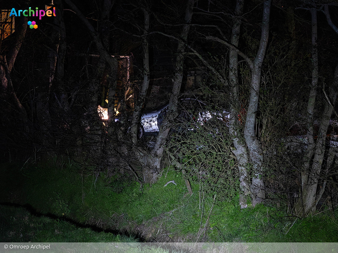 Foto behorende bij Bestuurder mist bocht en rijdt tuin in