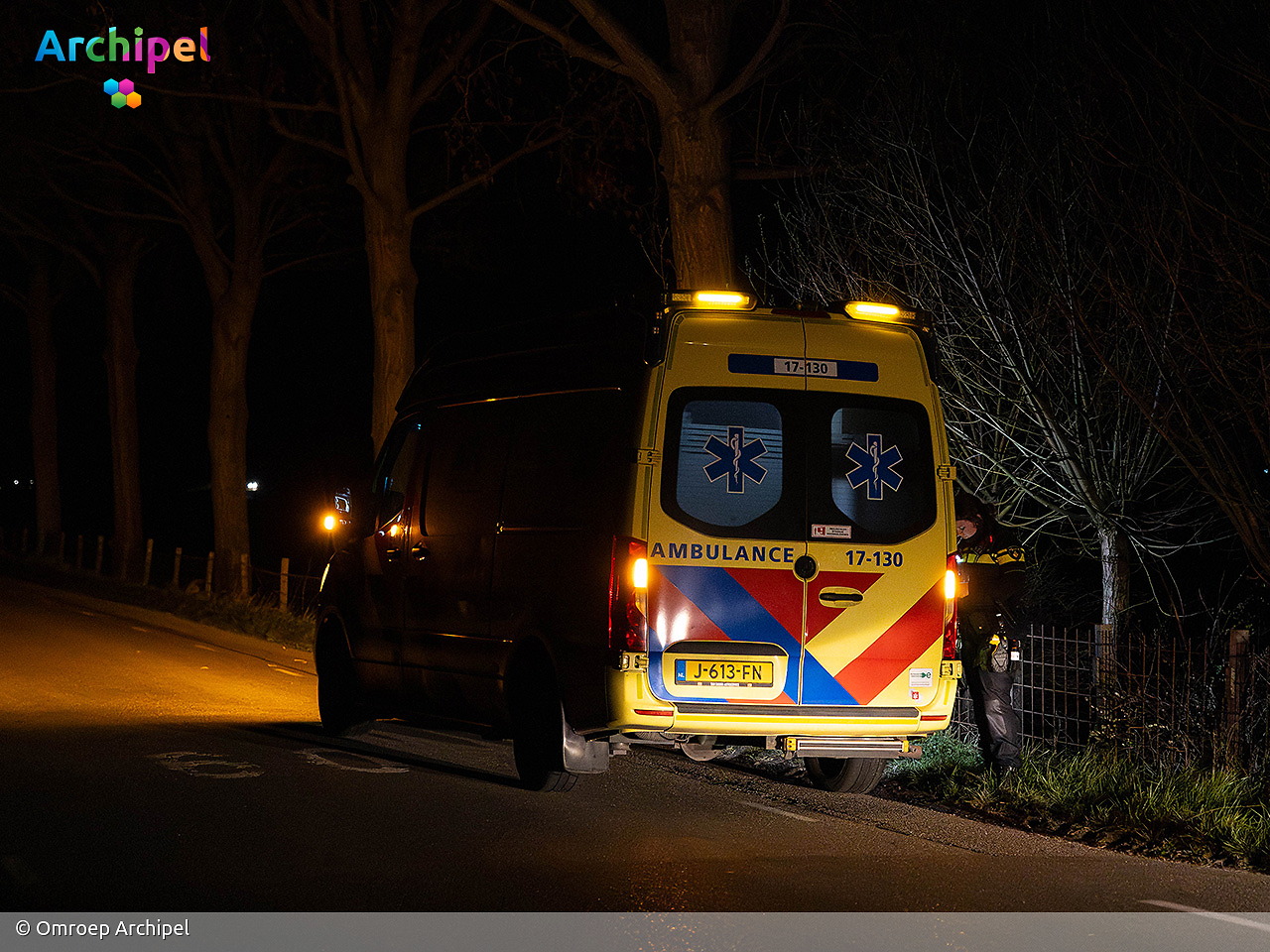 Foto behorende bij Bestuurder mist bocht en rijdt tuin in