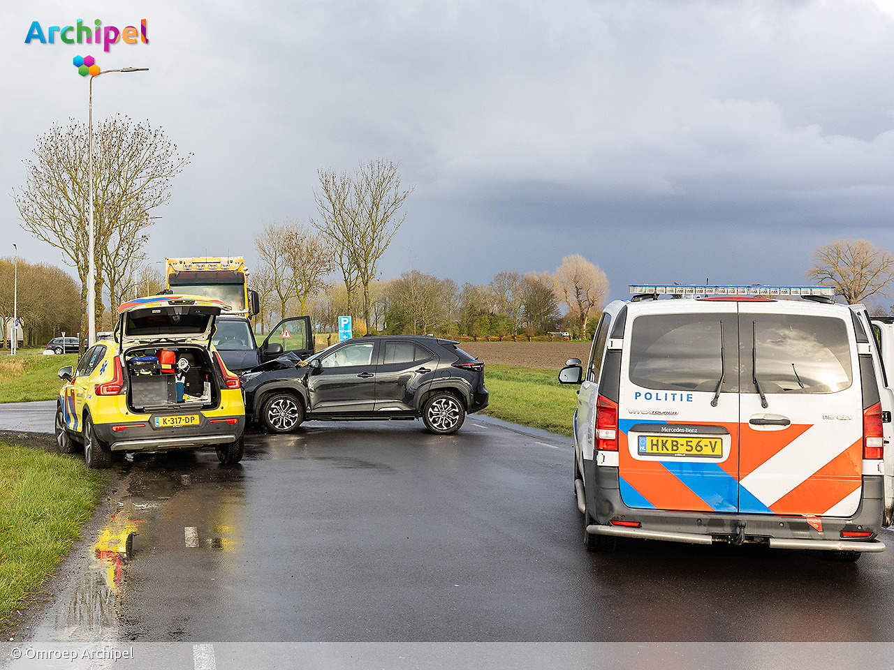 Foto behorende bij Forse schade en verwondingen na aanrijding Langeweg Ooltgensplaat