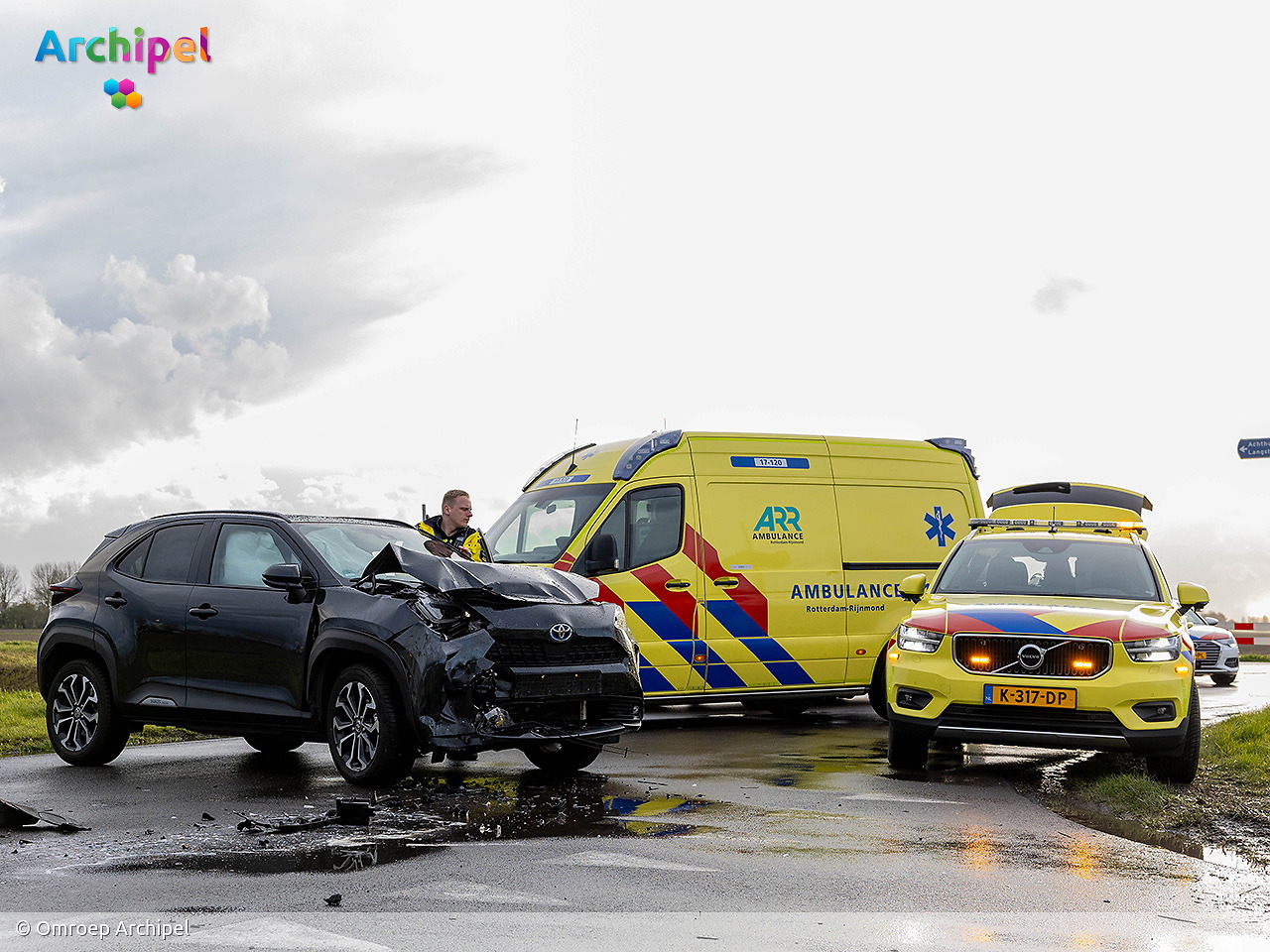 Foto behorende bij Forse schade en verwondingen na aanrijding Langeweg Ooltgensplaat