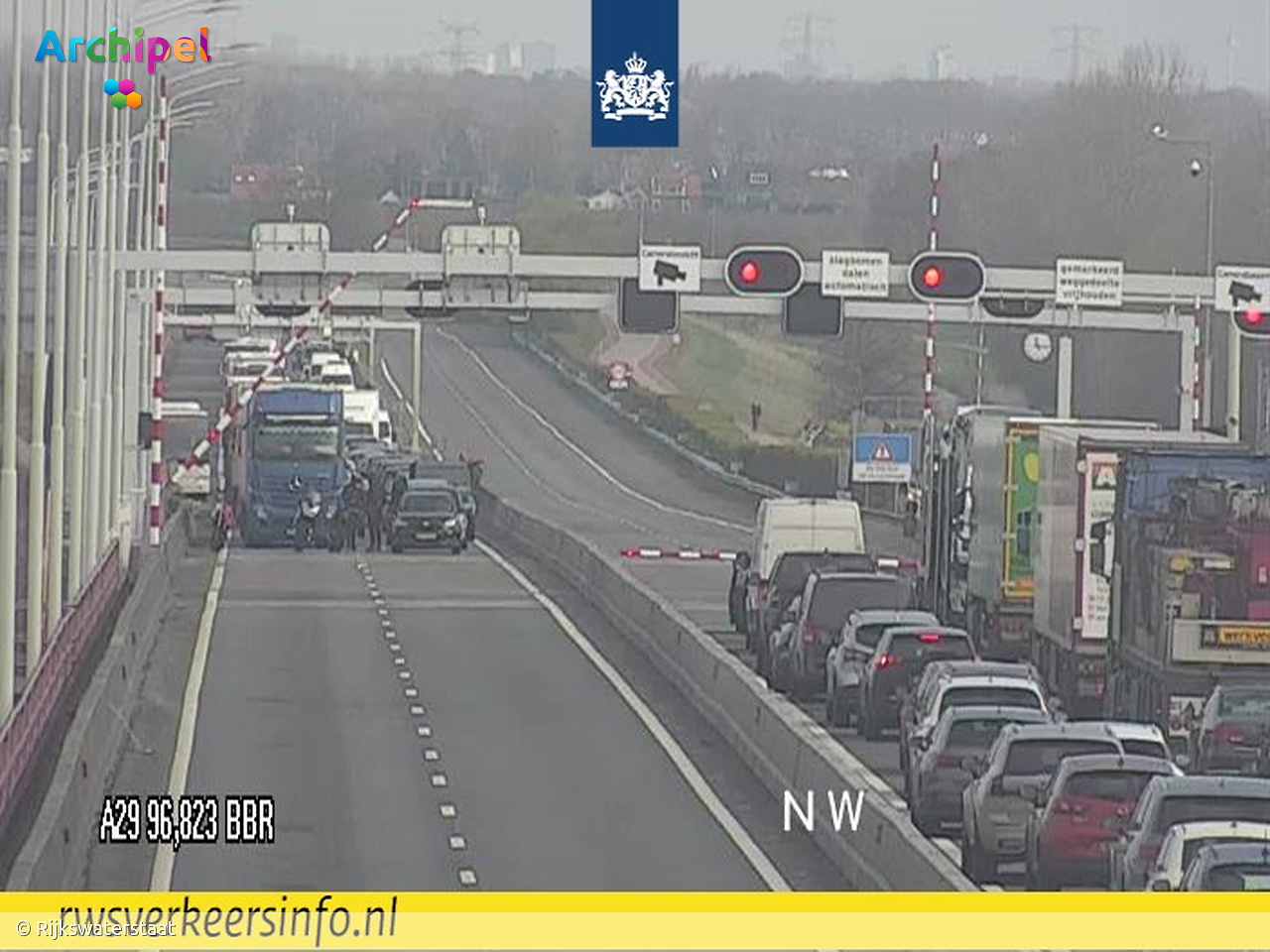 Files door aangereden slagboom Haringvlietbrug - FlakkeeNieuws Goeree-Overflakkee