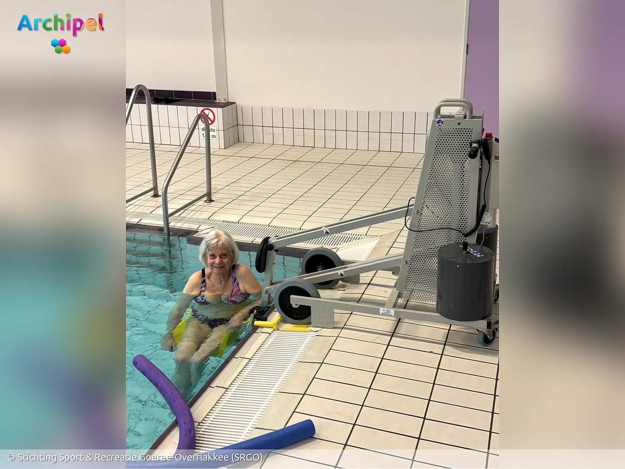Nieuwe zwembadlift maakt zwemmen voor mevrouw Boon weer mogelijk - FlakkeeNieuws Goeree-Overflakkee