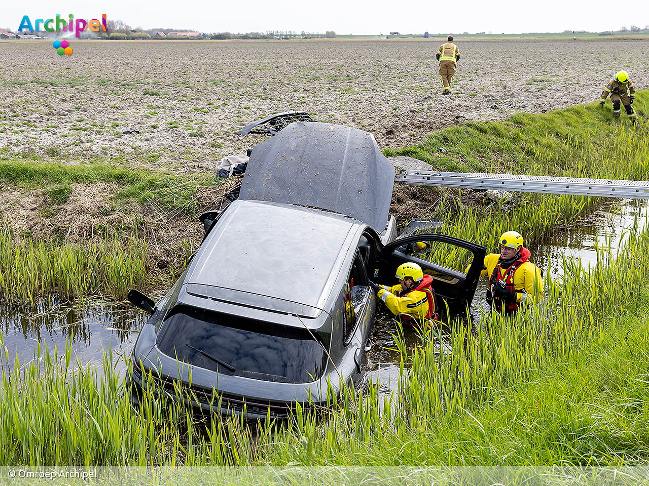 Foto behorende bij Auto raakt te water bij Ouddorp