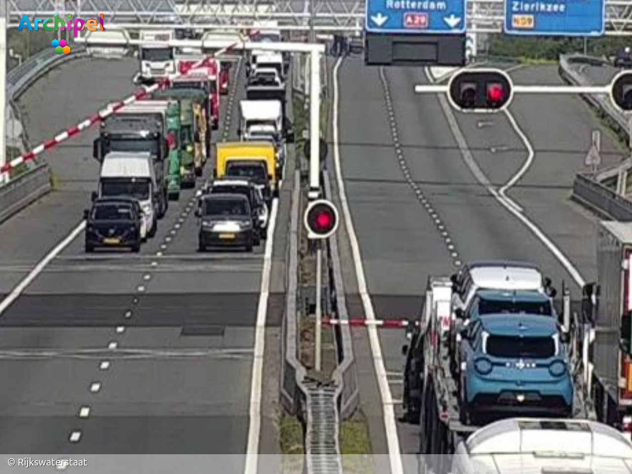 Aanrijding met slagboom veroorzaakt lange files op A29 bij Volkerakbrug - FlakkeeNieuws Goeree-Overflakkee
