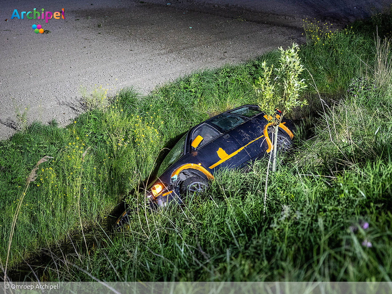 Foto behorende bij Minderjarige bestuurder rijdt auto van dijk en raakt gewond