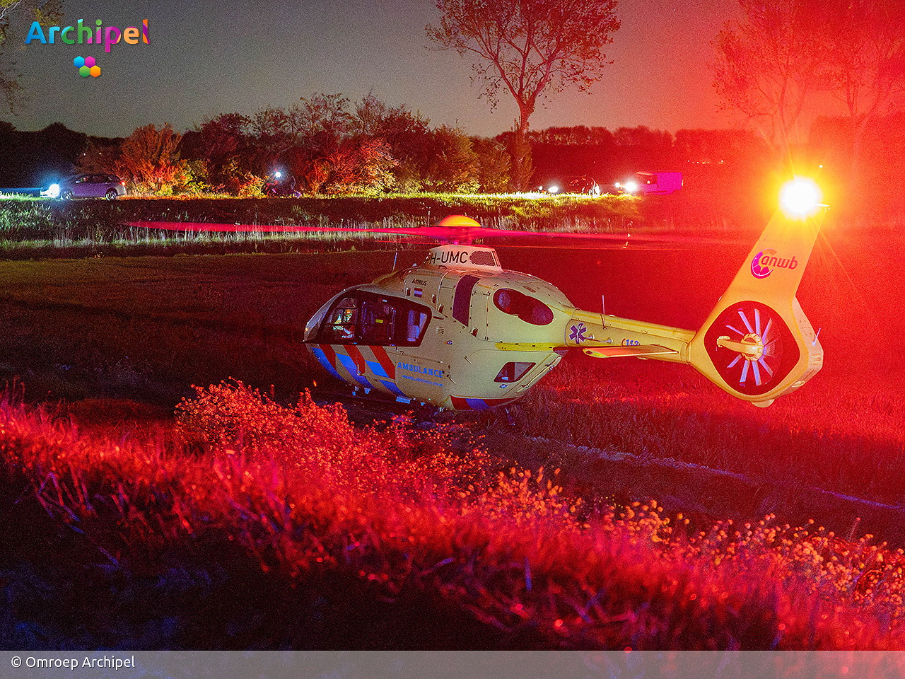 Foto behorende bij Minderjarige bestuurder rijdt auto van dijk en raakt gewond
