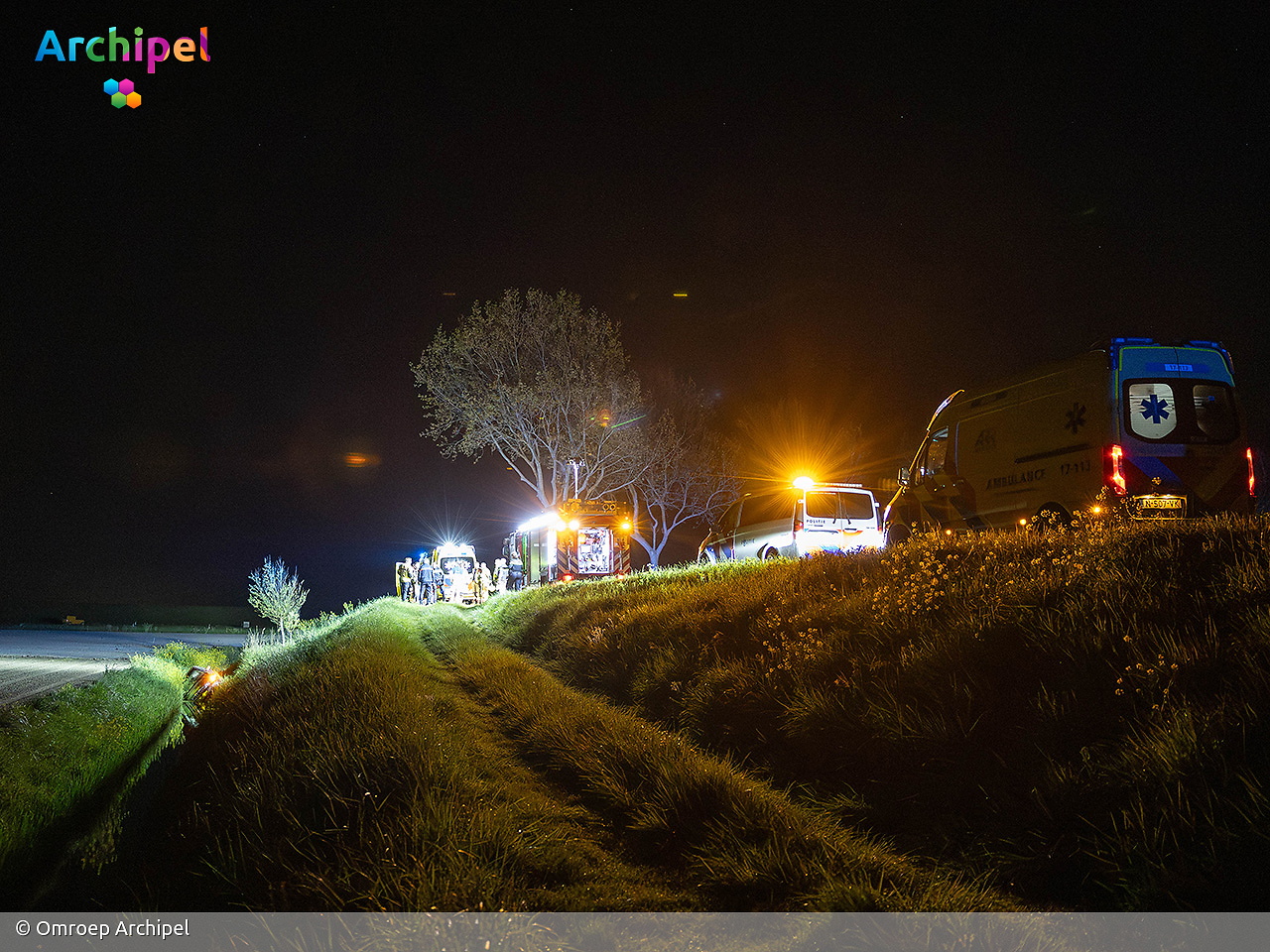 Foto behorende bij Minderjarige bestuurder rijdt auto van dijk en raakt gewond