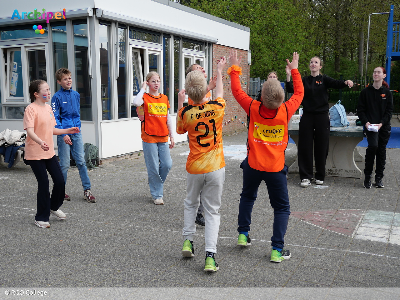 RGO-leerlingen helpen bij Koningsspelen op basisscholen - FlakkeeNieuws Goeree-Overflakkee
