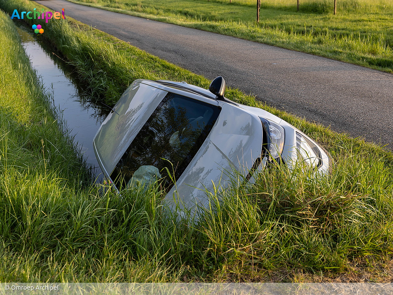 Foto behorende bij Automobilist rijdt sloot in en wordt aangehouden