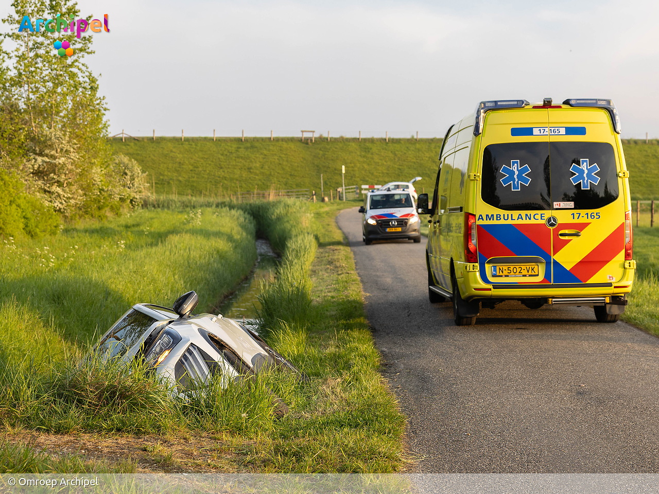 Foto behorende bij Automobilist rijdt sloot in en wordt aangehouden