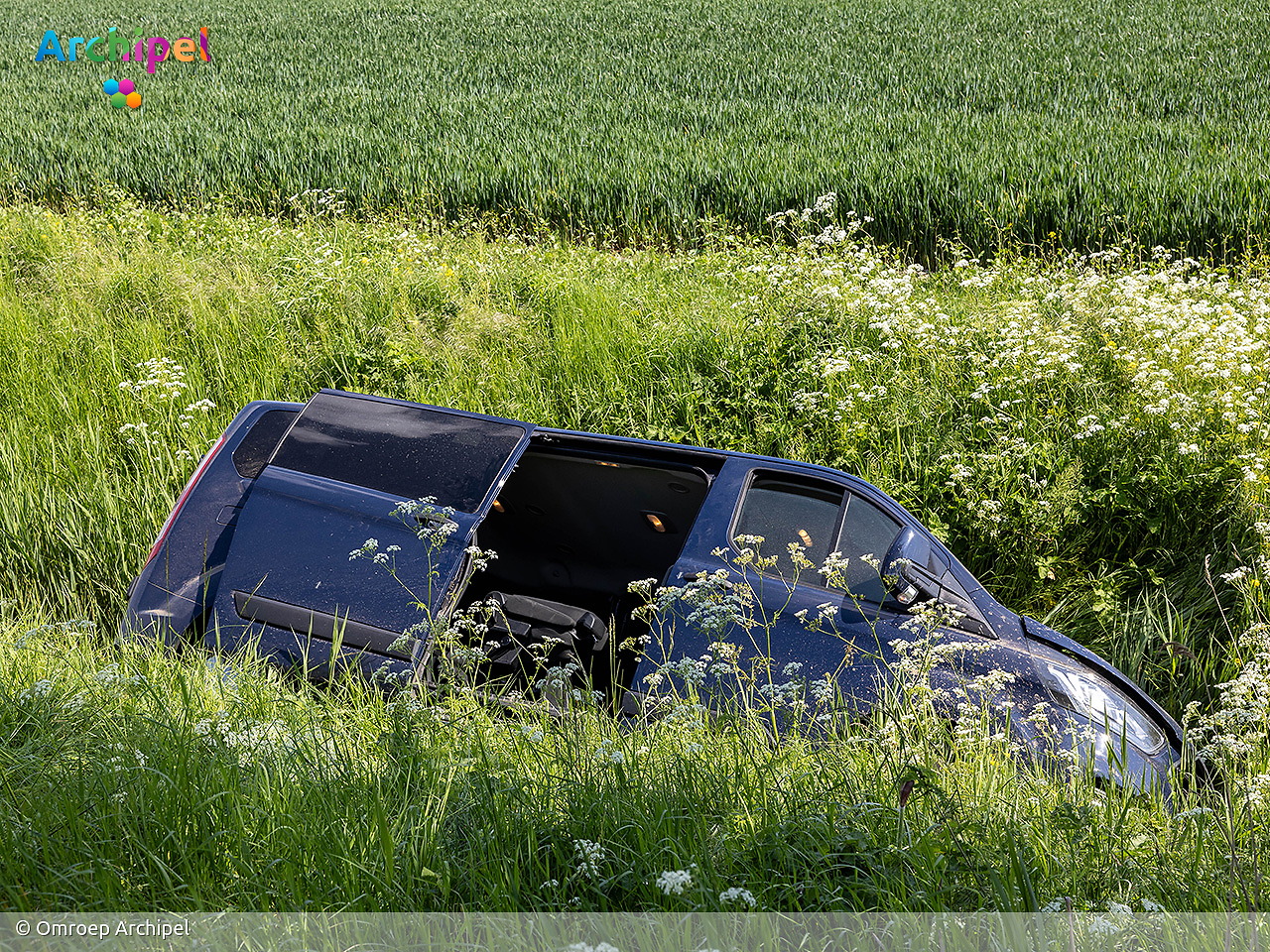 Foto behorende bij Bestelbus belandt van Oudelandsedijk bij Dirksland