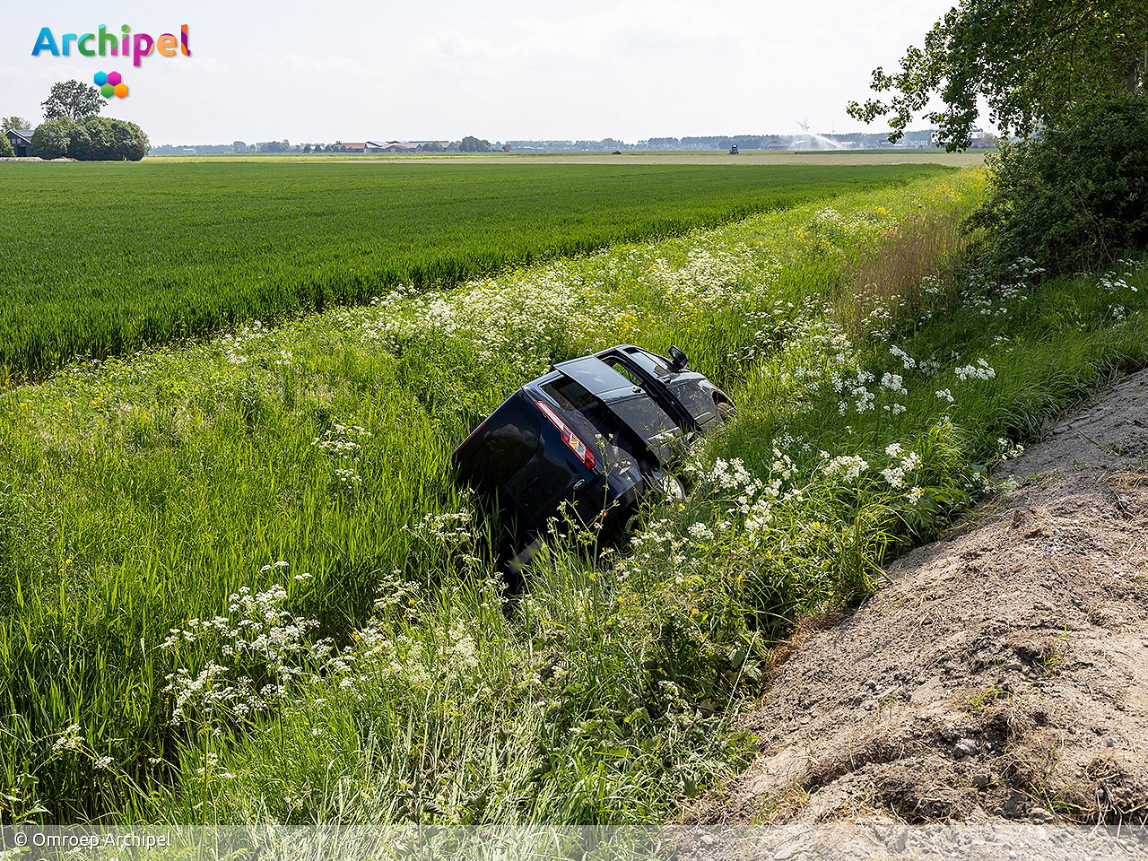 Foto behorende bij Bestelbus belandt van Oudelandsedijk bij Dirksland