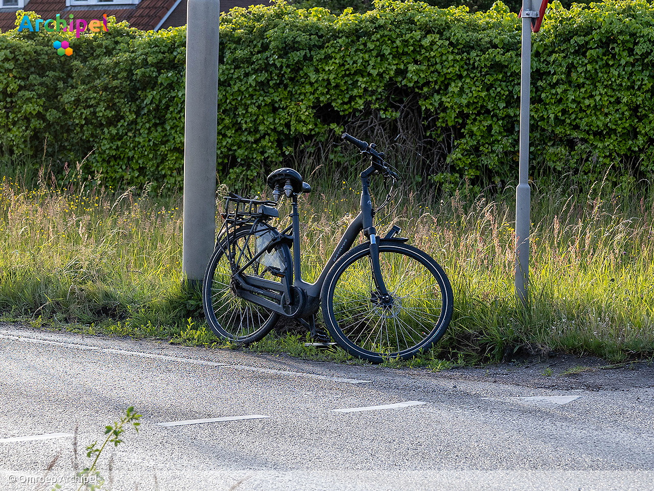 Foto behorende bij Fietsster gewond na aanrijding met bestelauto op N215