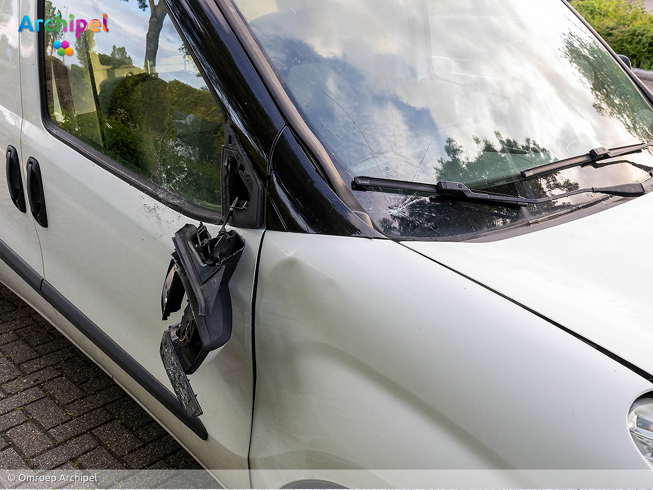 Foto behorende bij Fietsster gewond na aanrijding met bestelauto op N215