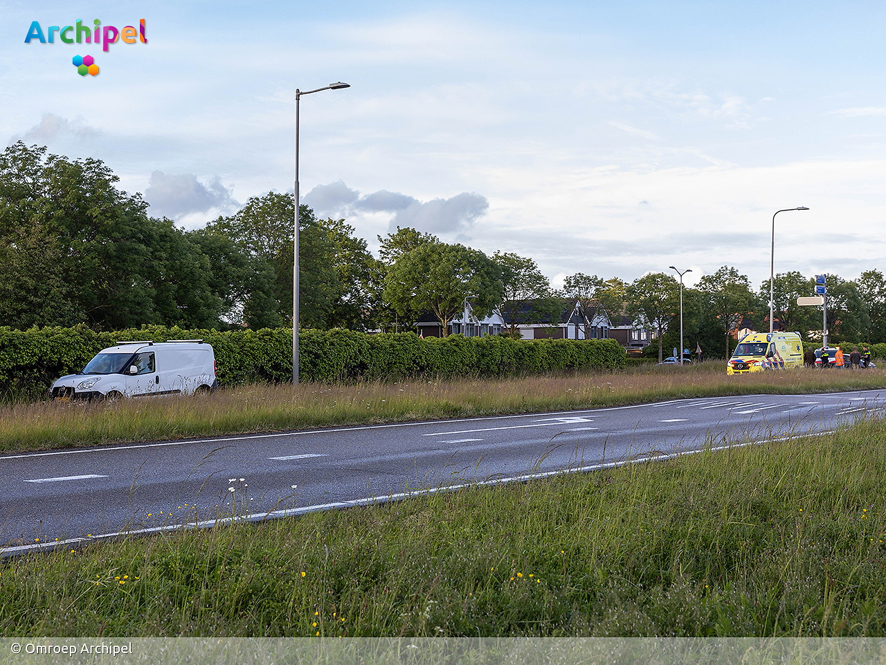 Foto behorende bij Fietsster gewond na aanrijding met bestelauto op N215