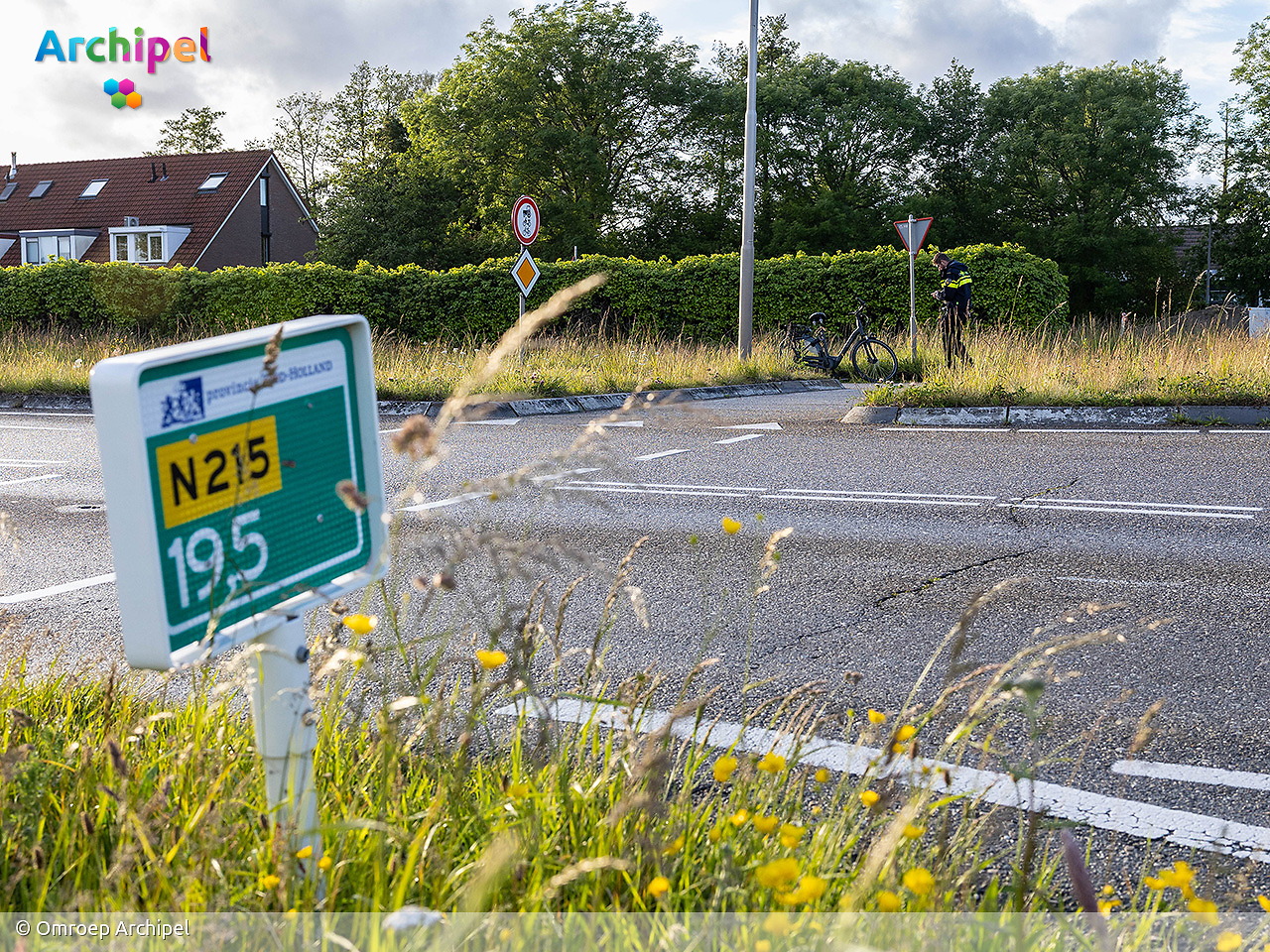 Foto behorende bij Fietsster gewond na aanrijding met bestelauto op N215