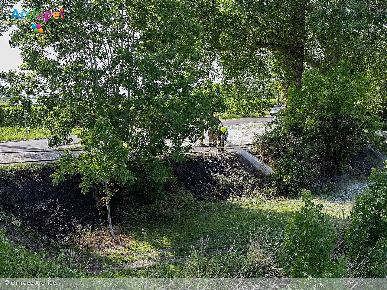 Foto behorende bij Brandweer blust grasbrand aan West Havendijk bij Dirksland