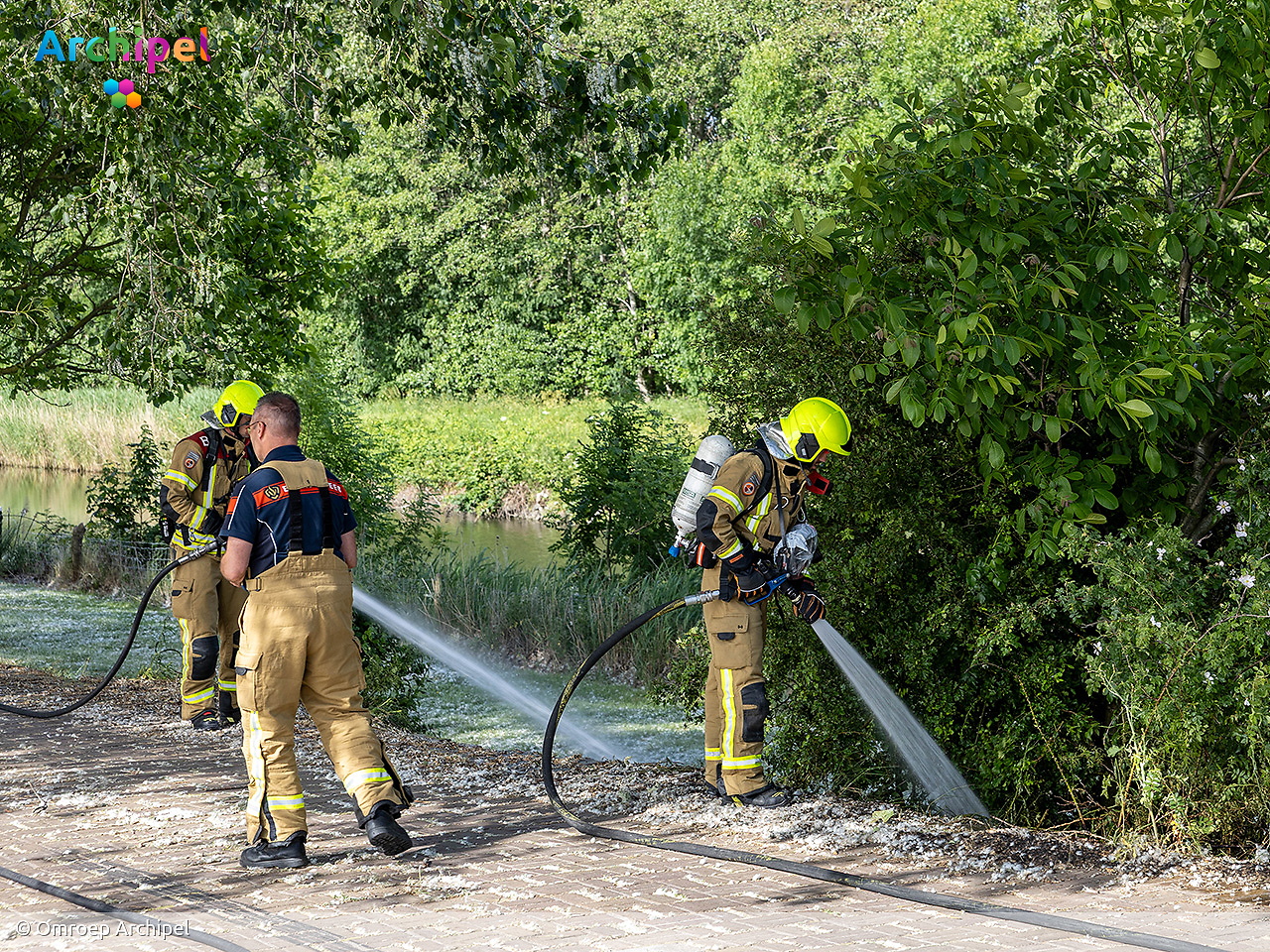 Foto behorende bij Brandweer blust grasbrand aan West Havendijk bij Dirksland