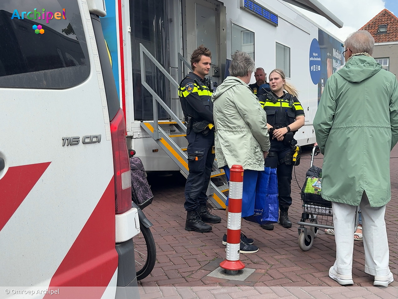 Politie met mobiel medialab geeft voorlichting over online criminaliteit - FlakkeeNieuws Goeree-Overflakkee