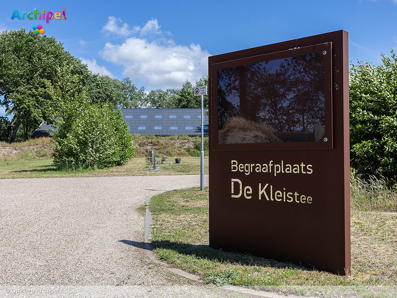 Dorpsraden willen grastegels tussen graven voor betere bereikbaarheid - FlakkeeNieuws Goeree-Overflakkee
