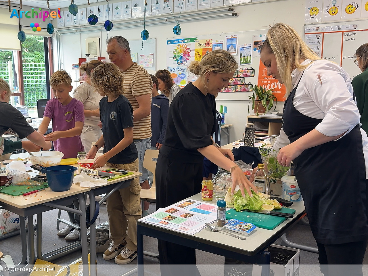 Chef-kok Floor geeft kookles aan basisscholieren in Ouddorp - FlakkeeNieuws Goeree-Overflakkee
