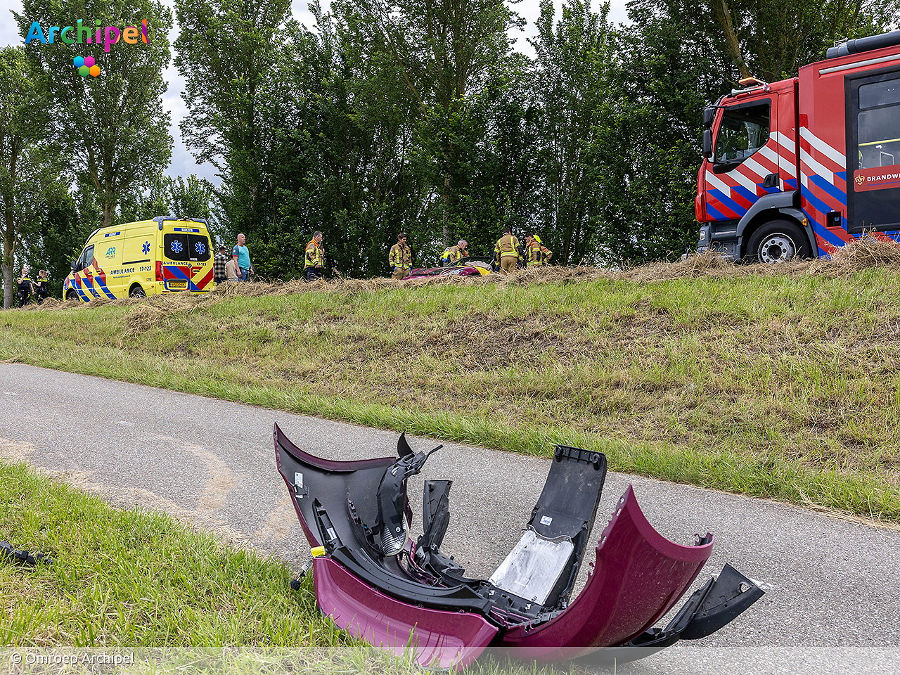 Foto behorende bij Brandweer bevrijdt bestuurder uit auto na crash tegen boom