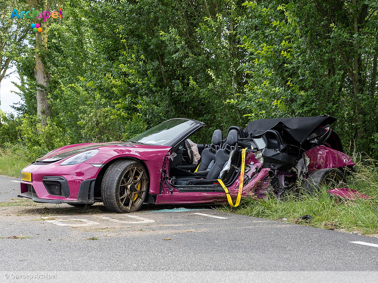 Foto behorende bij Brandweer bevrijdt bestuurder uit auto na crash tegen boom