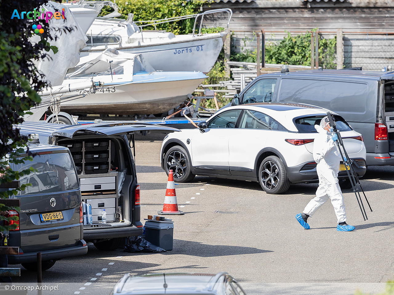 Foto behorende bij Gewonde man aangetroffen op boot in Herkingen, vrouw aangehouden
