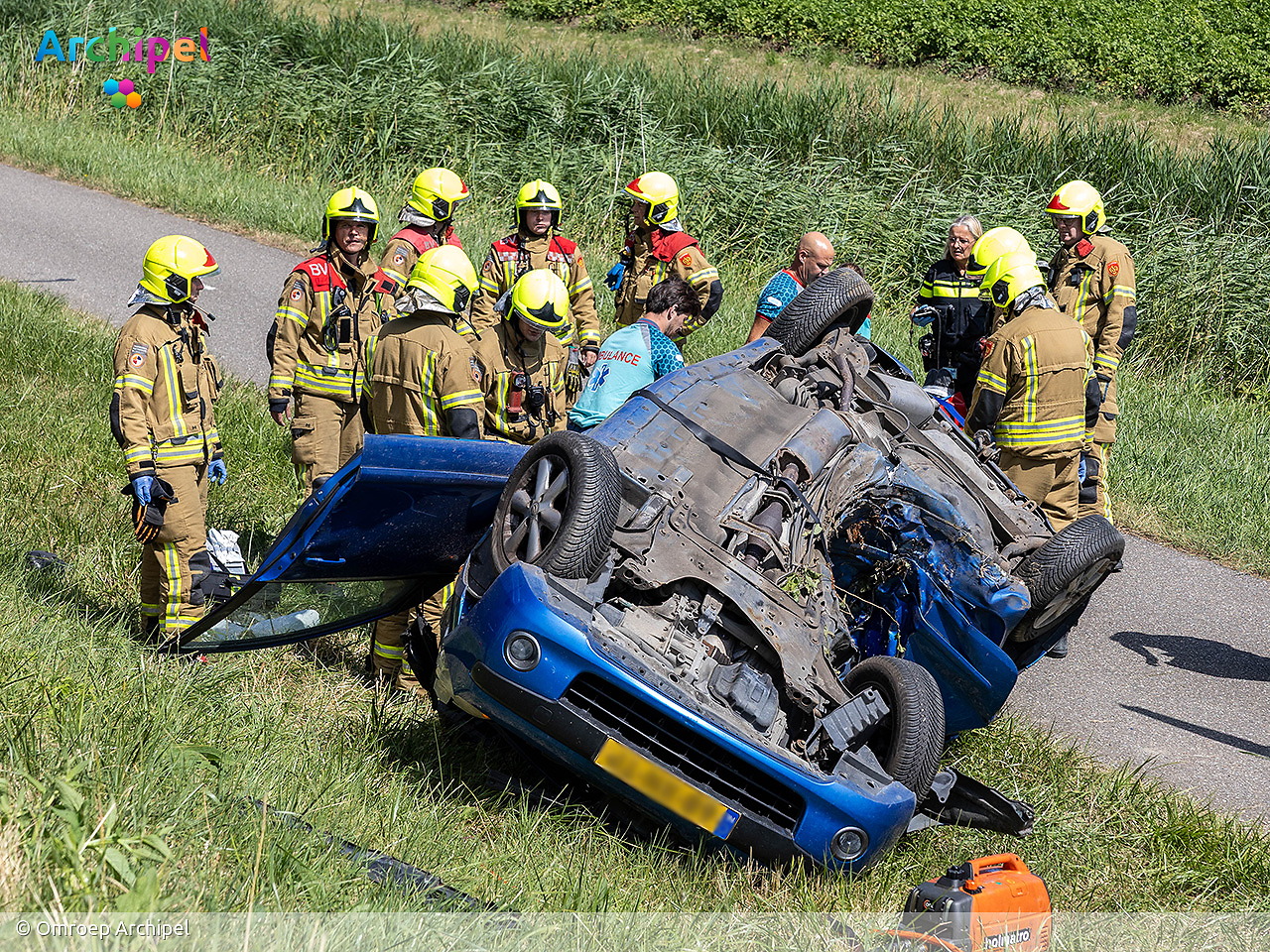 Foto behorende bij Auto op de kop na botsing tegen boom, bestuurder zwaargewond