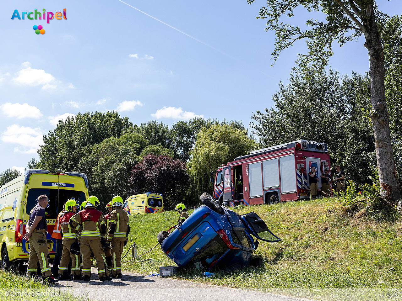 Foto behorende bij Auto op de kop na botsing tegen boom, bestuurder zwaargewond