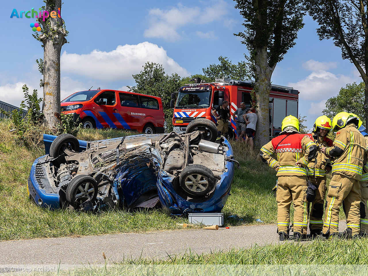 Foto behorende bij Auto op de kop na botsing tegen boom, bestuurder zwaargewond