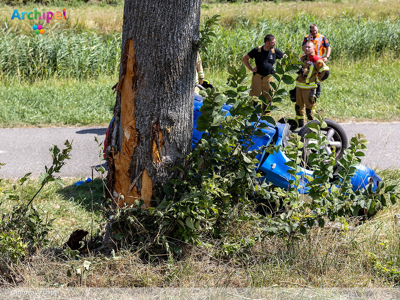 Foto behorende bij Auto op de kop na botsing tegen boom, bestuurder zwaargewond