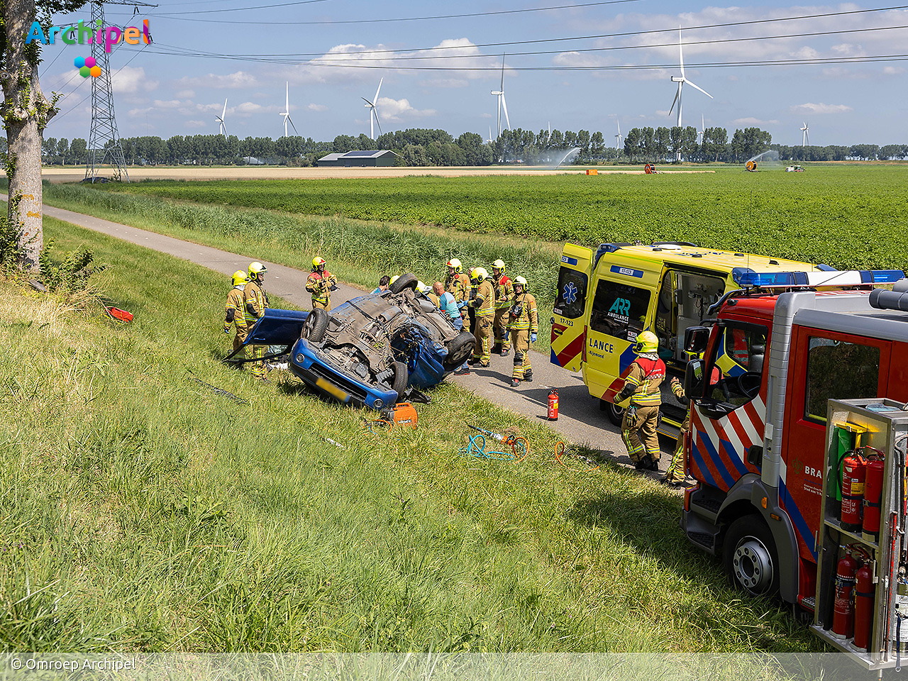 Foto behorende bij Auto op de kop na botsing tegen boom, bestuurder zwaargewond