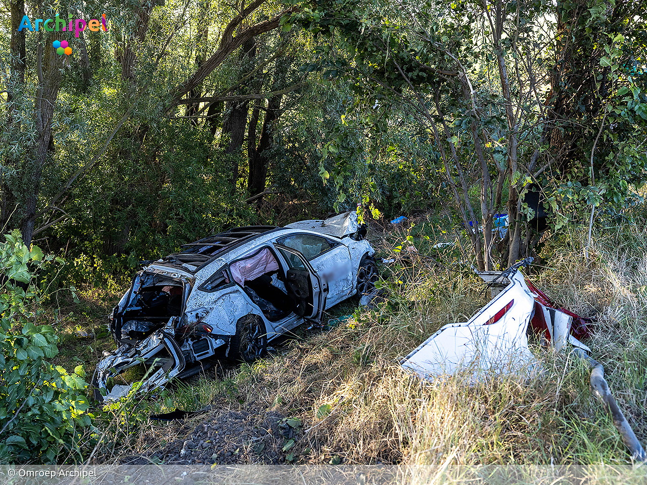 Foto behorende bij Automobilist aangehouden na botsing tegen boom